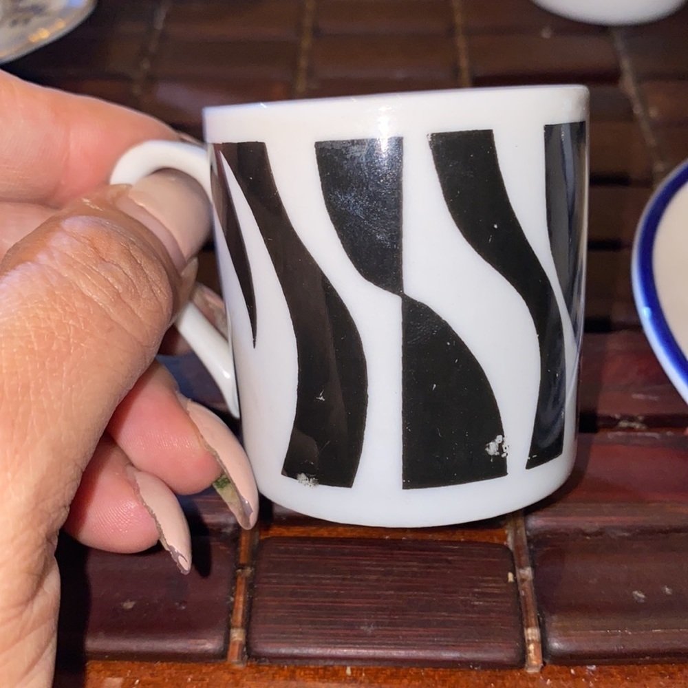 Set of 8 small teacups and saucers - Picture 7 of 11